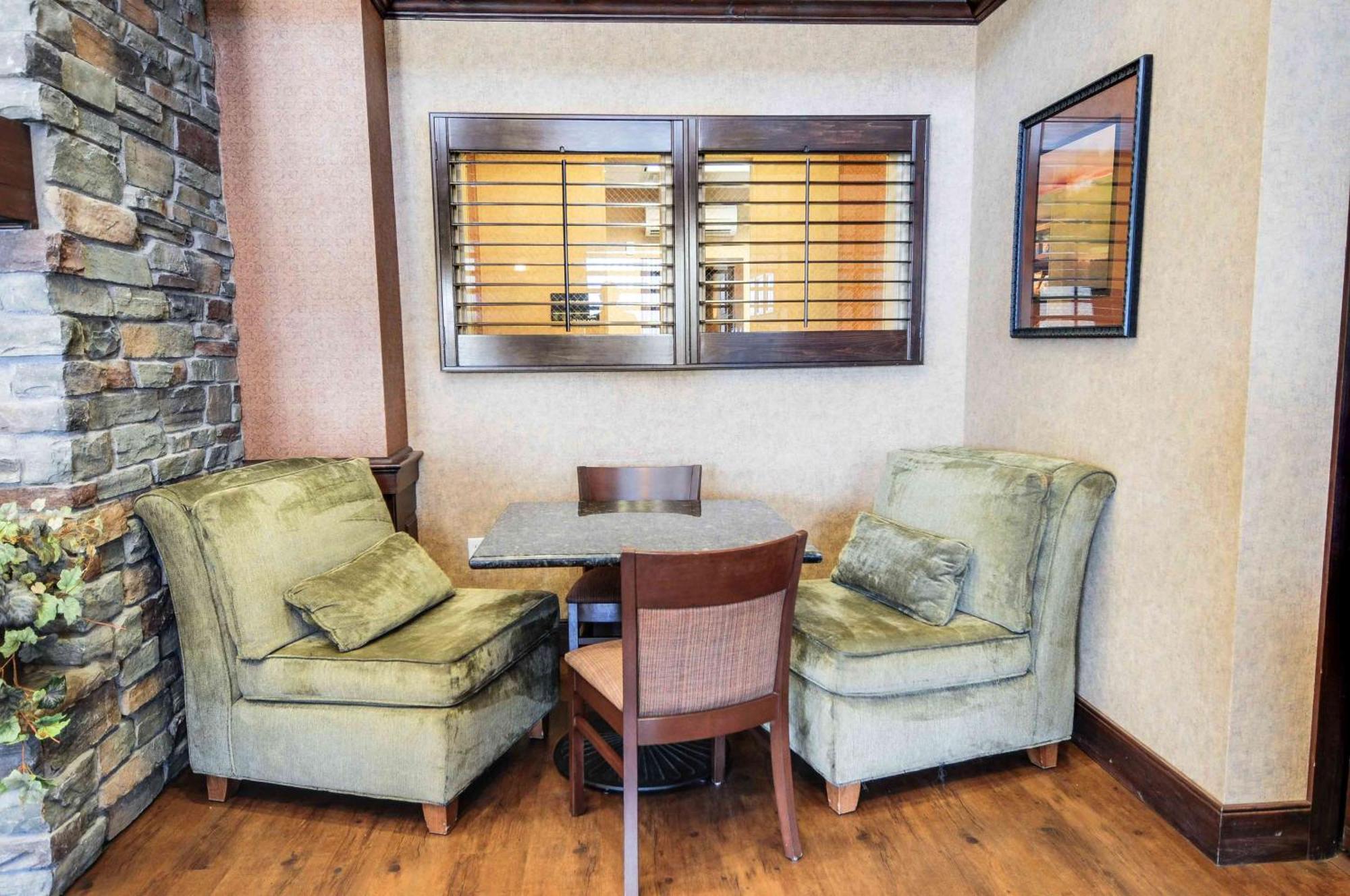 Hampton Inn & Suites Пайндейл Екстериор снимка